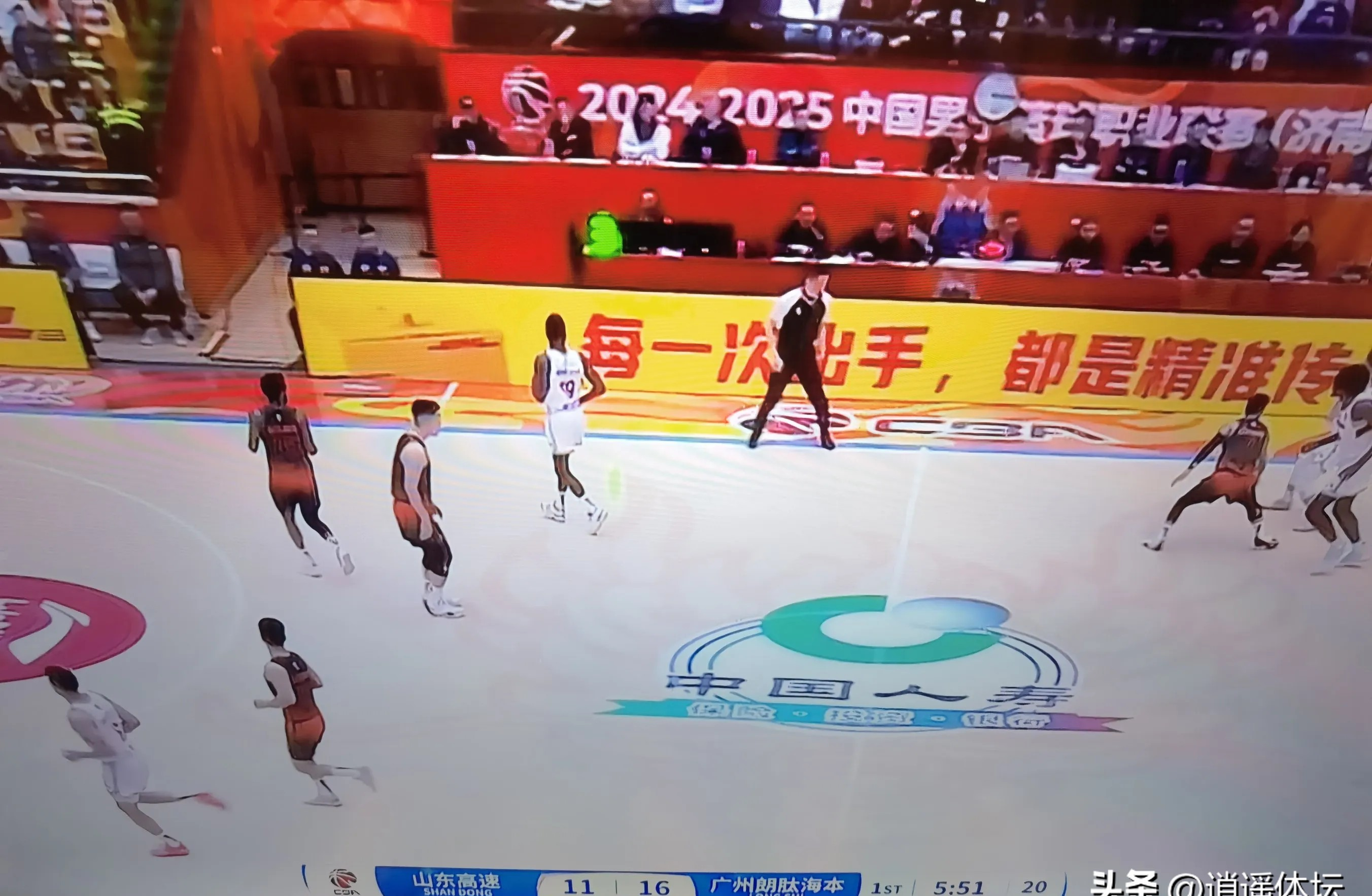 九游娱乐网页版-赛场上球员表现出色，展现才华和团队配合