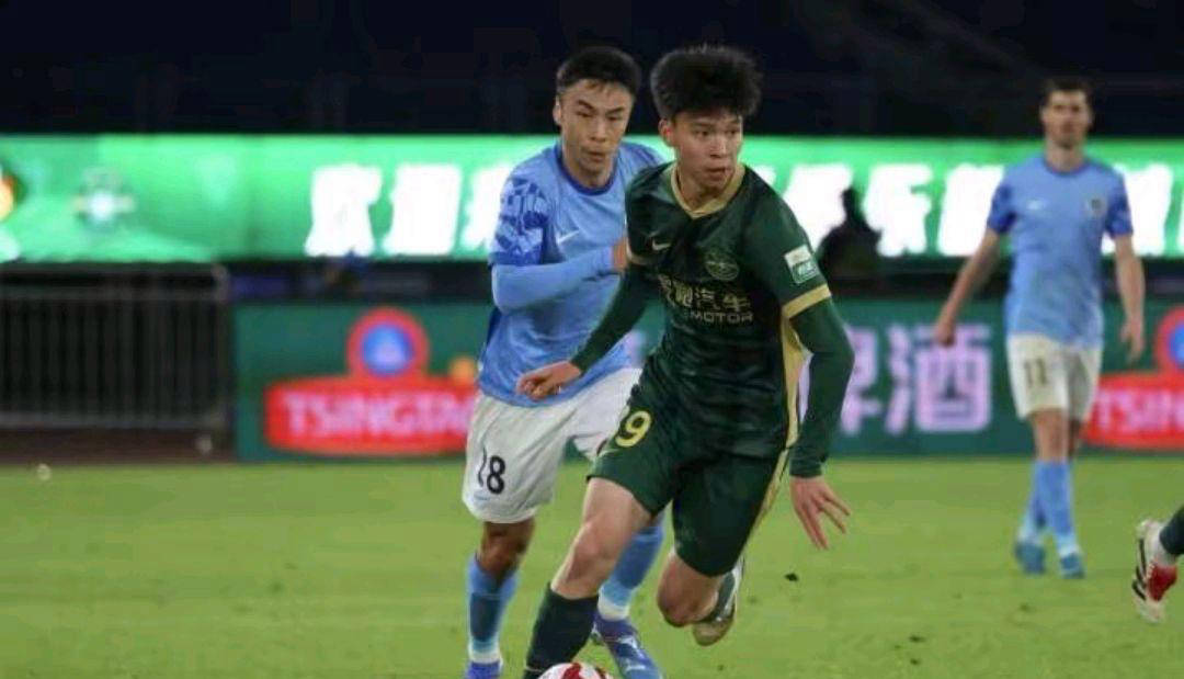 射手梅开二度，助球队赢得关键胜利