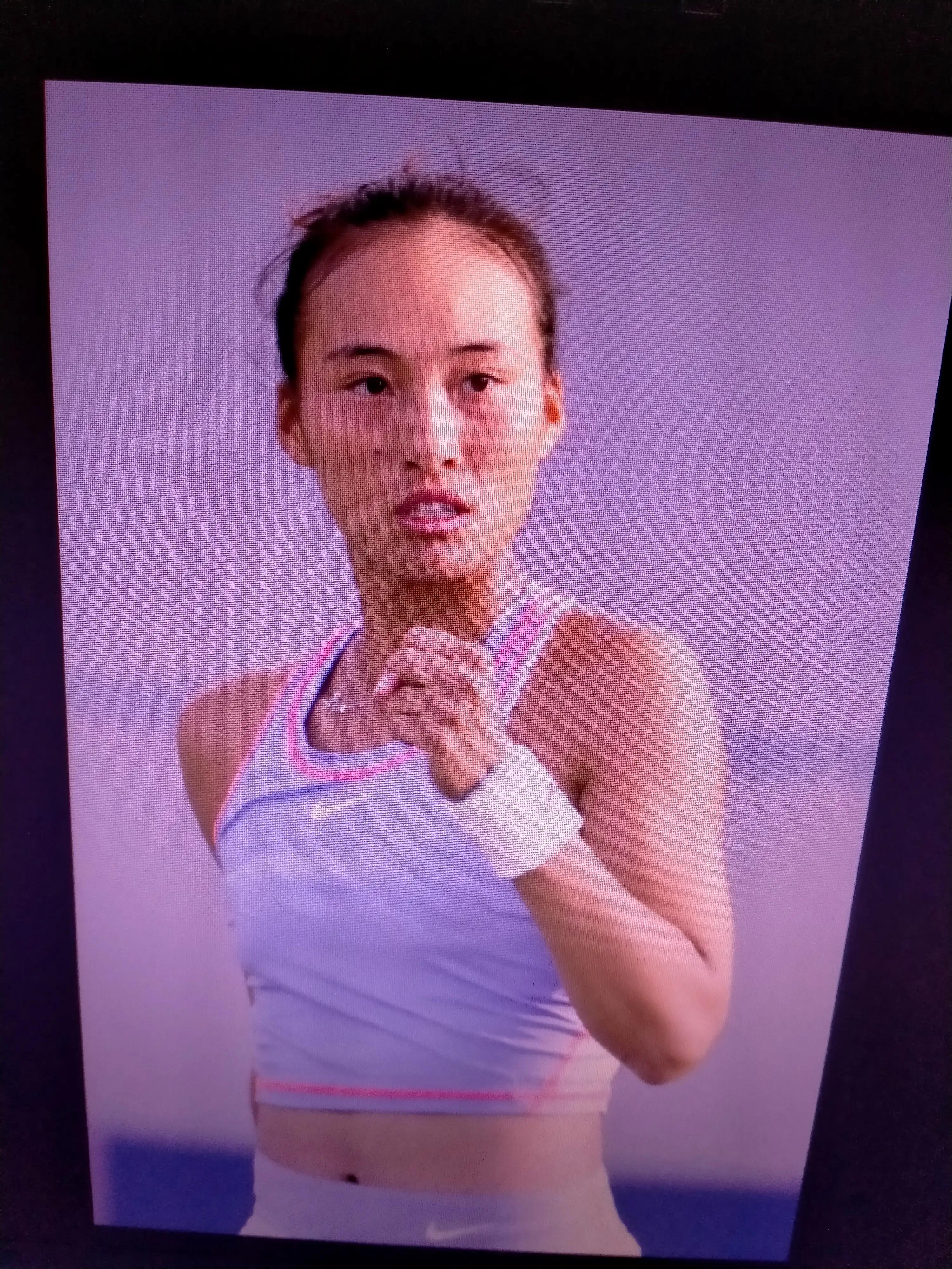 九游官方平台-足球场上女性运动员的激情对决令人振奋的简单介绍